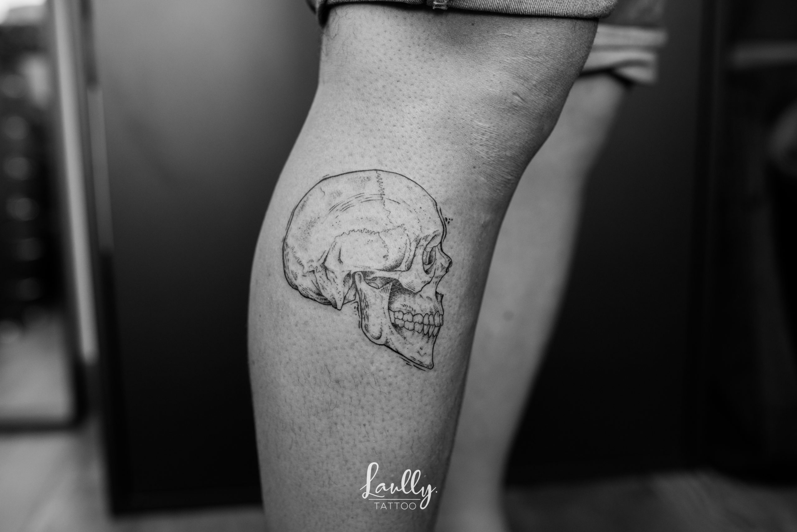 Crâne humain au shop de tatouage la main de bois à toulon
