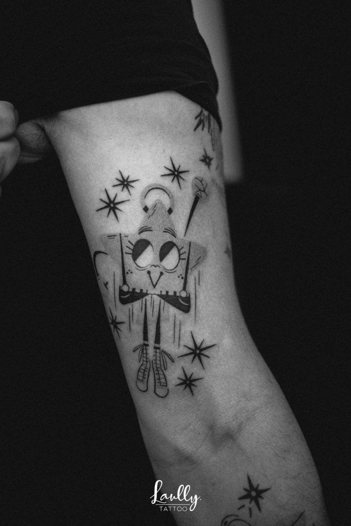 tatouage d'une étoile faite à la main de bois