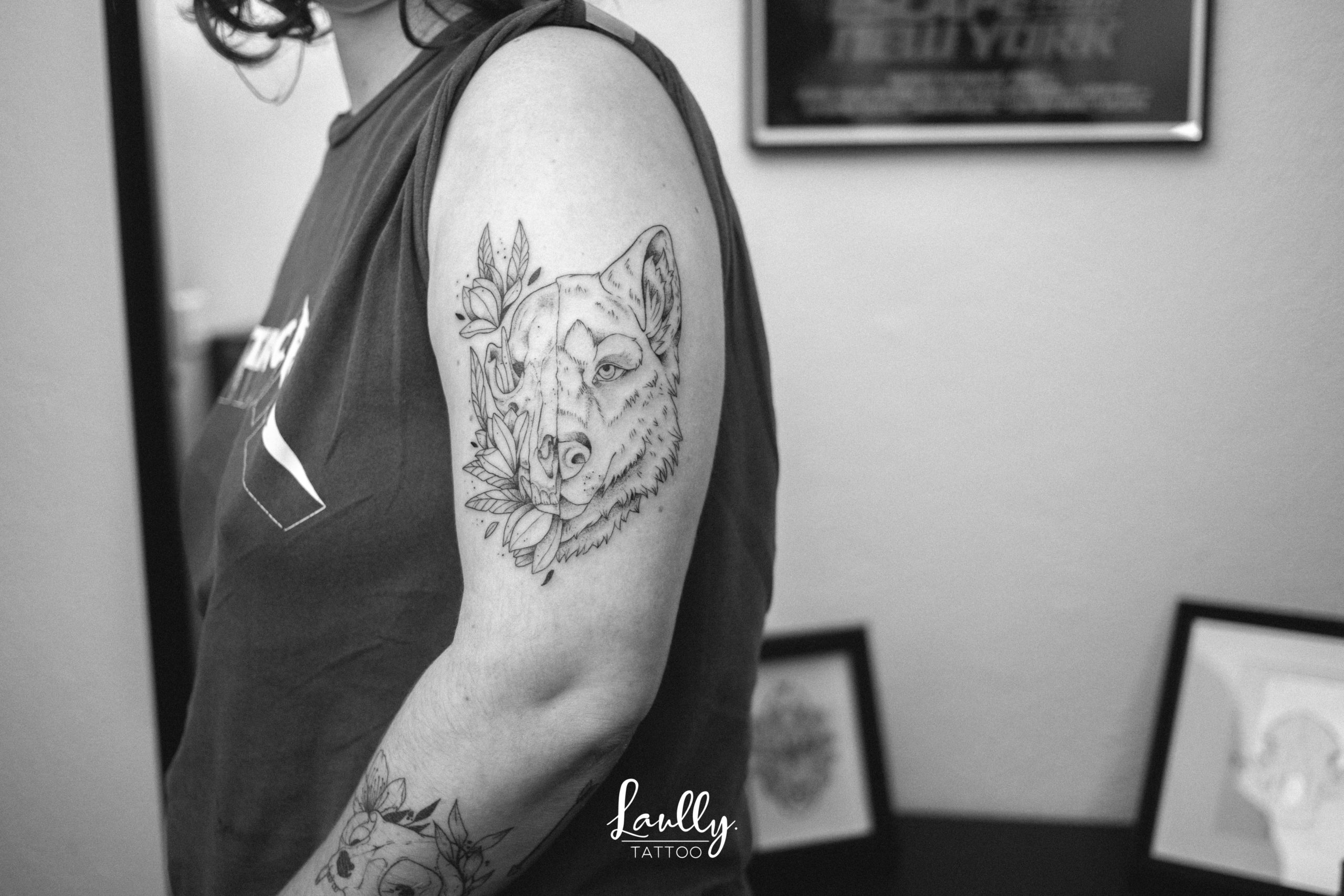 Crâne de loup fait shop de tatouage la main de bois de la Valette-du-var