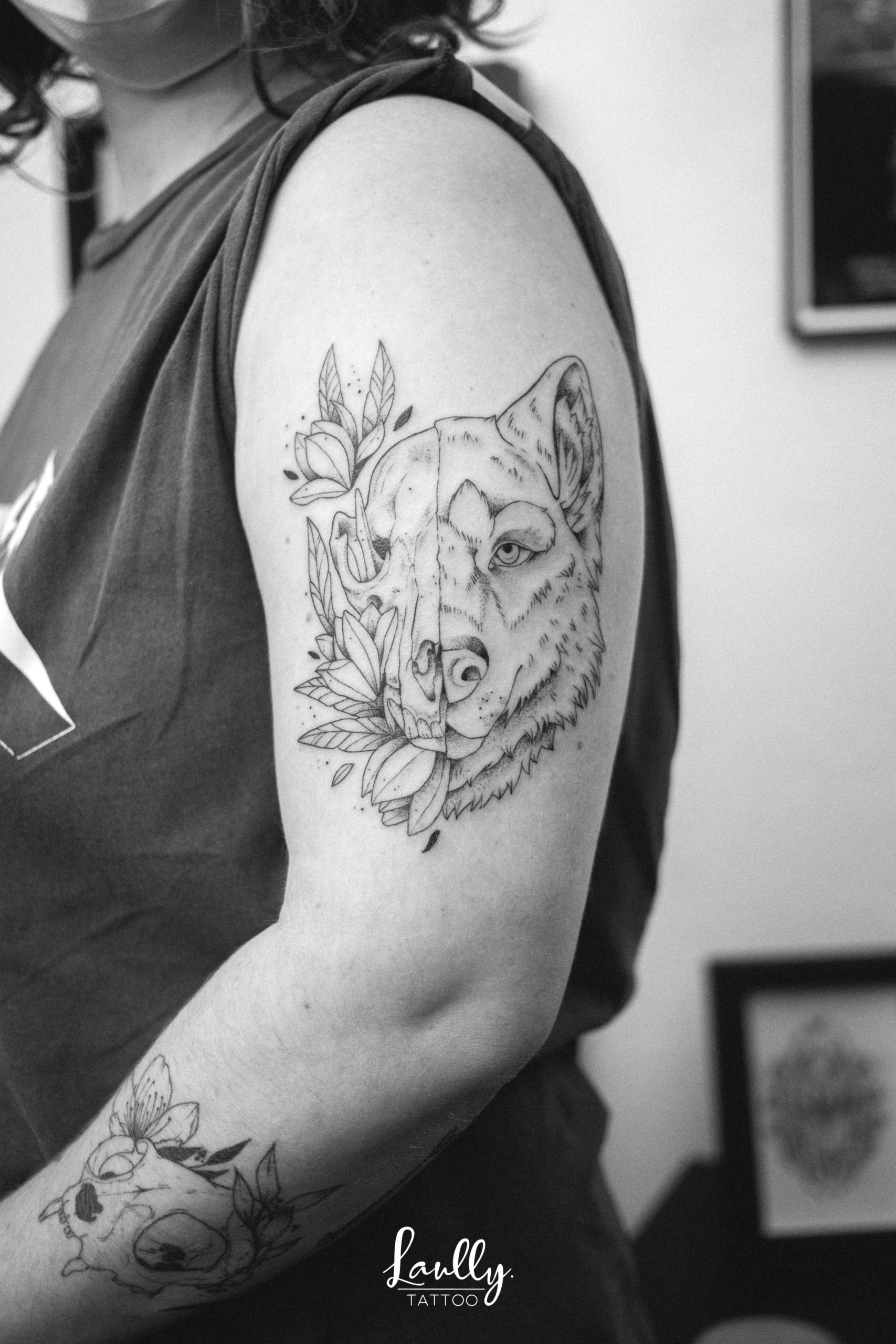 Tête de loup floral avec son crâne au shop de tatouage la main de bois à toulon