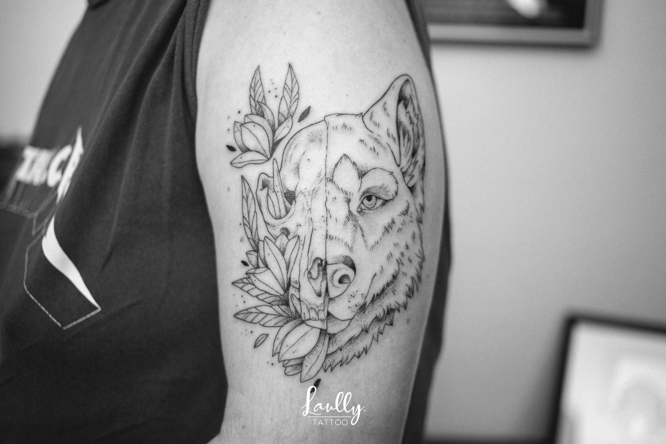 Crâne de loup floral en Tattoo à la main de bois