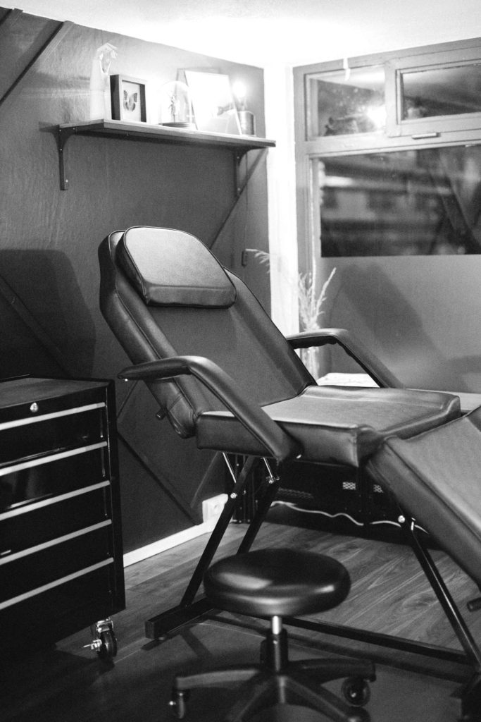 Fauteuil du shop de tatouage de la main de bois de la Valette-du-var