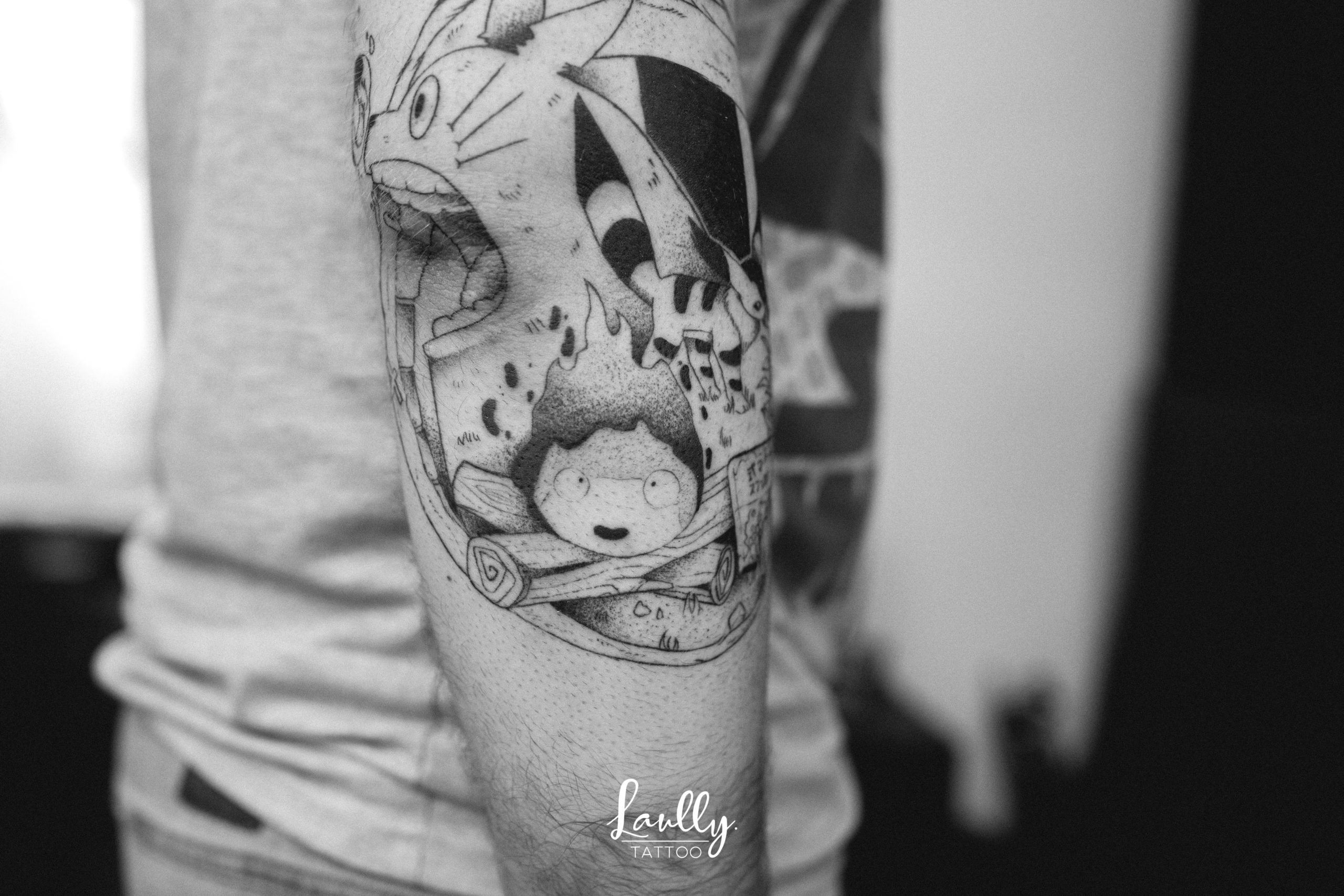 Tattoo de calcifer à Toulon à la main de bois