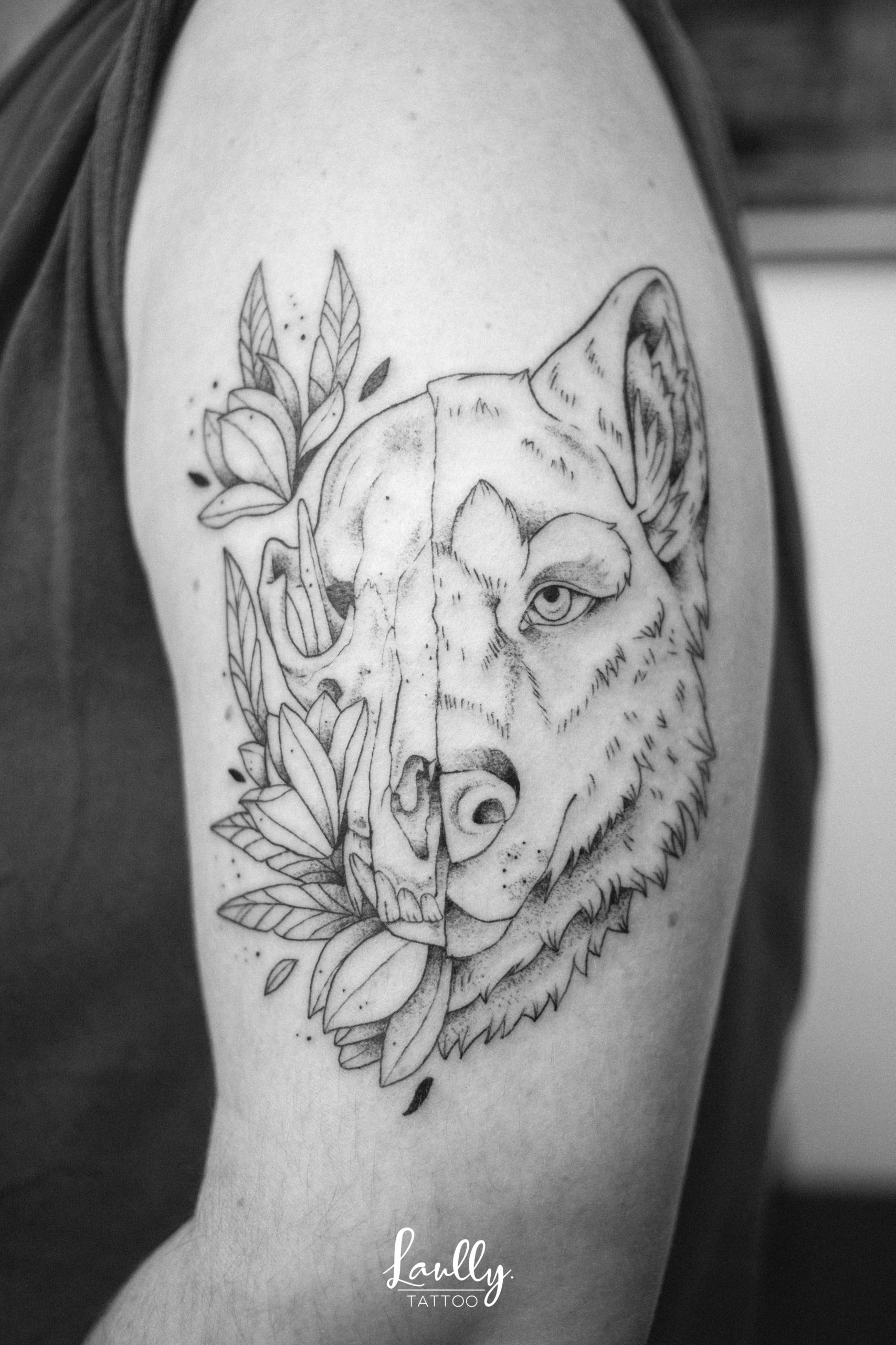 Tête de loup floral en tatouage à la main de bois