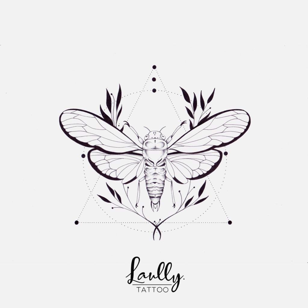 cigale géométrique avec ornement floral en flash tattoo