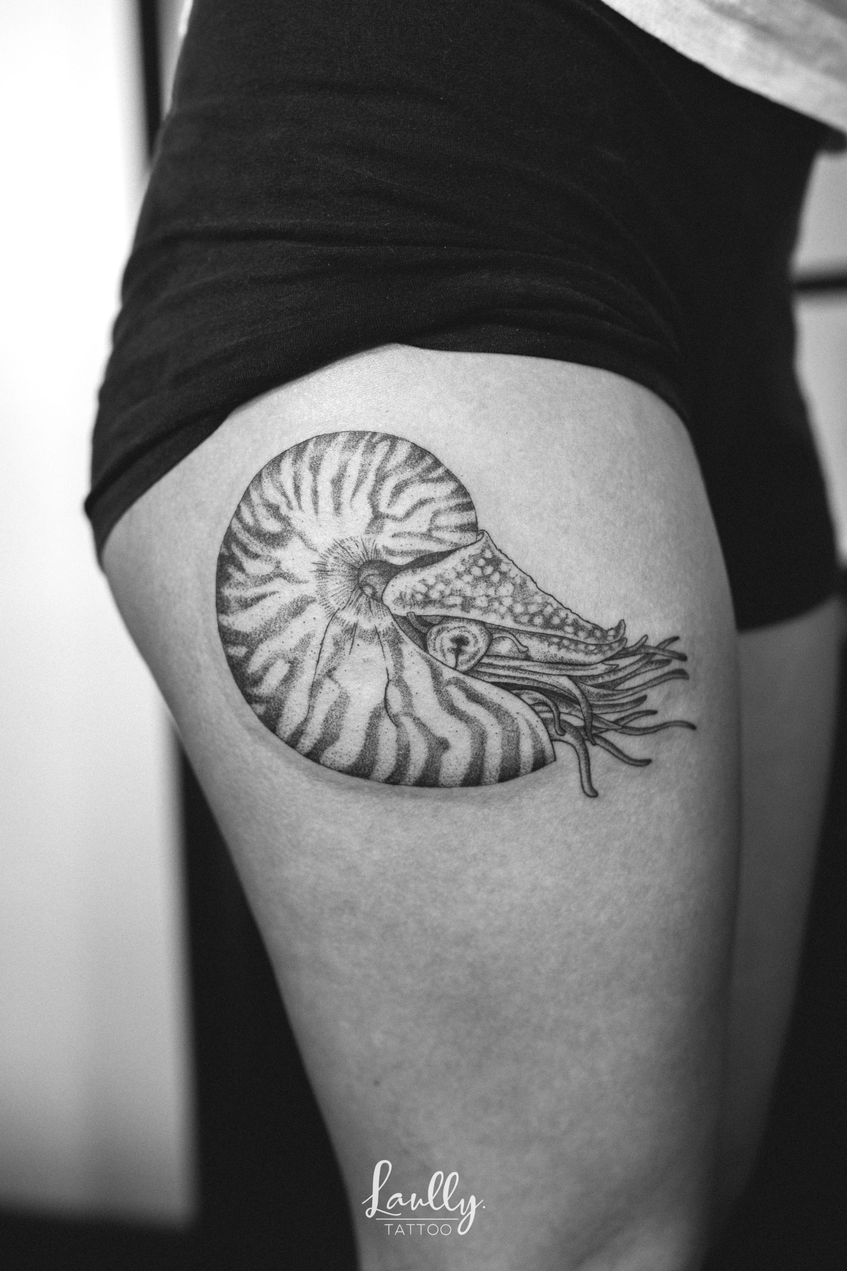 Tatouage d'un Nautilus à Toulon à la Main de Bois