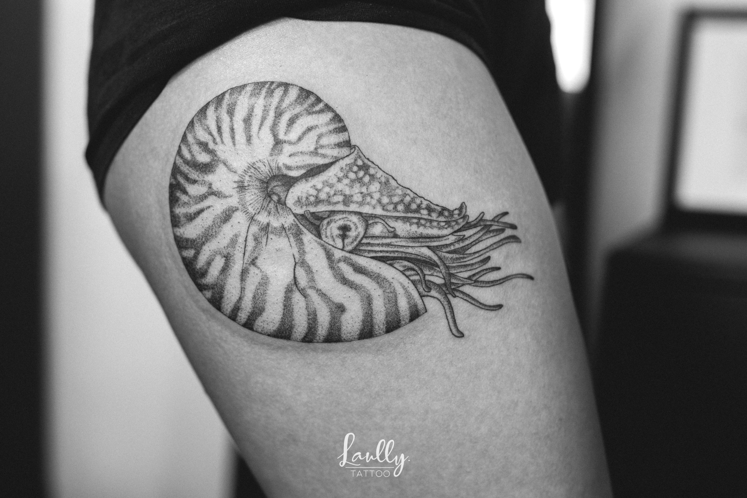 Tatouage d'un nautilus a la valette-du-var à la main de bois