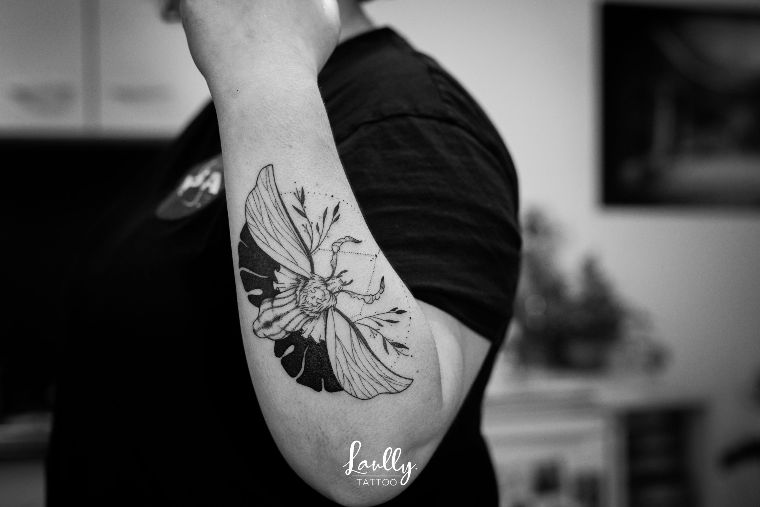 Papillon de nuit shop de tatouage la main de bois de la Valette-du-var
