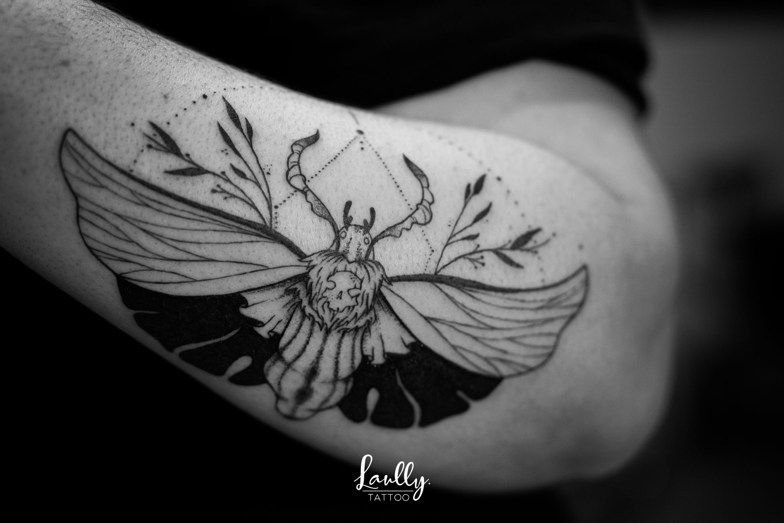 Papillon de nuit en Tattoo à la main de bois